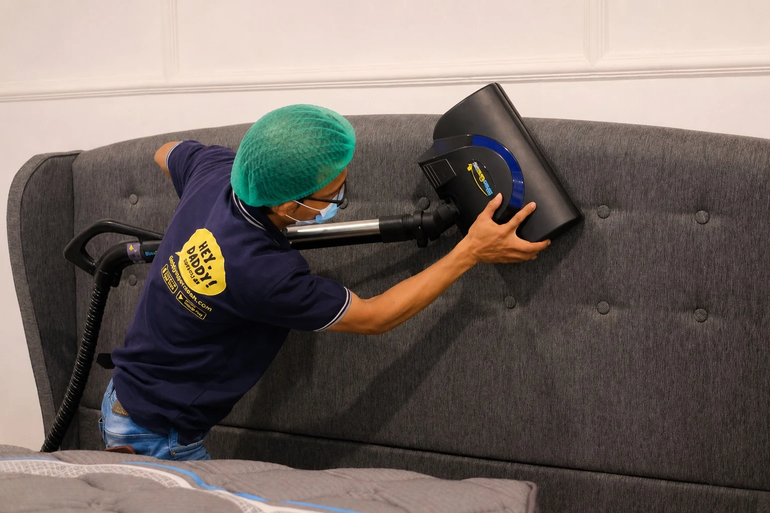 Teknisi DaddySuperClean melakukan HydroVacuum pada headboard kasur